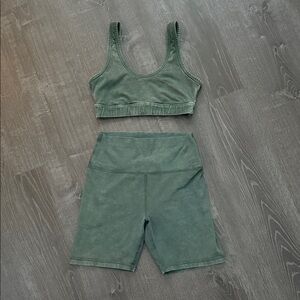 OFFLINE by Aerie Women Shorts & Sports Bra Size Medium